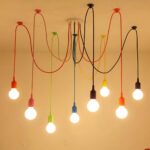 Suspension filaire multicolore design et moderne allumée dans un intérieur