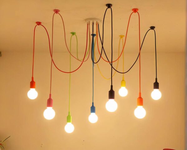 Suspension filaire multicolore design et moderne allumée dans un intérieur