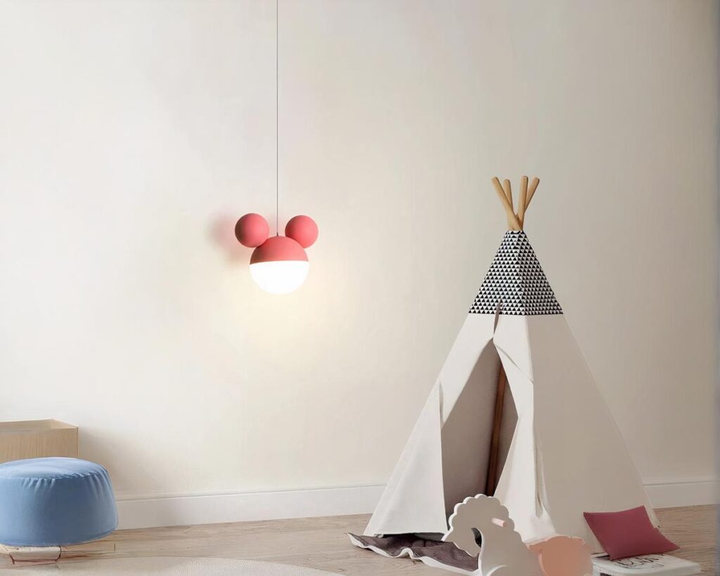 Suspension filaire rose au design de dessin animé allumée dans une chambre d'enfant