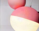 Suspension filaire rose au design de dessin animé