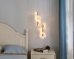 Suspension fleur luxueuse à deux têtes dans une chambre
