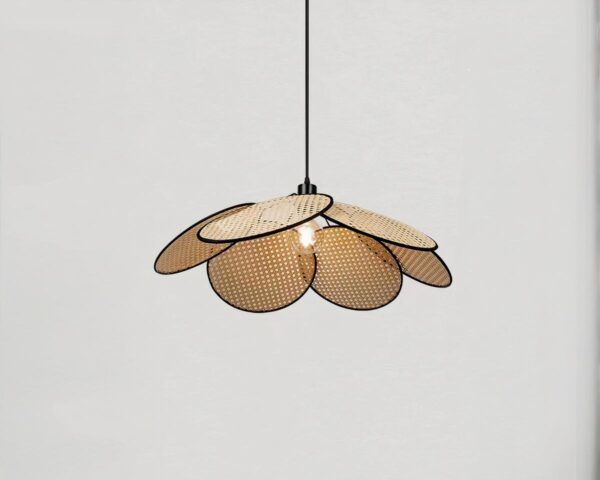Suspension fleur avec pétales en rotin sur fond gris