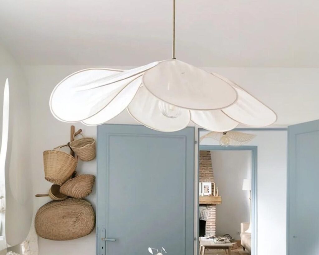 Suspension fleur avec pétales en tissu dans une pièce