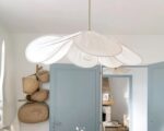 Suspension fleur avec pétales en tissu dans une pièce