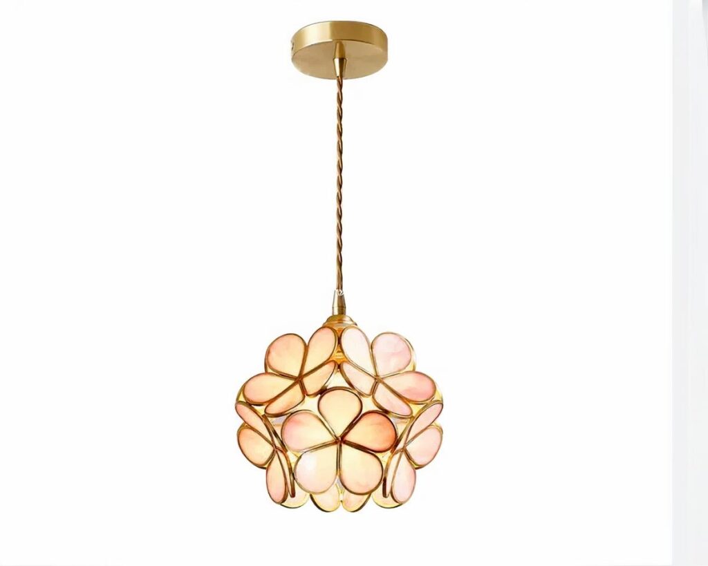 Suspension fleur rose et décorative sur fond blanc