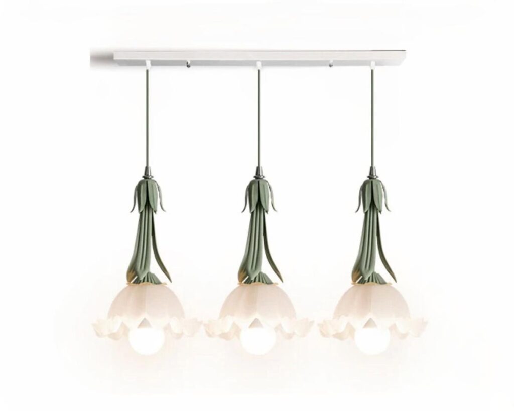 Suspension fleur à trois têtes sur fond blanc