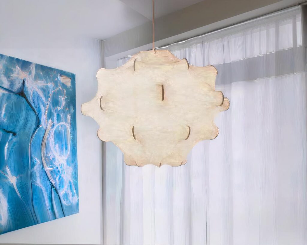 Suspension globe chic et moderne en soie allumée dans un intérieur