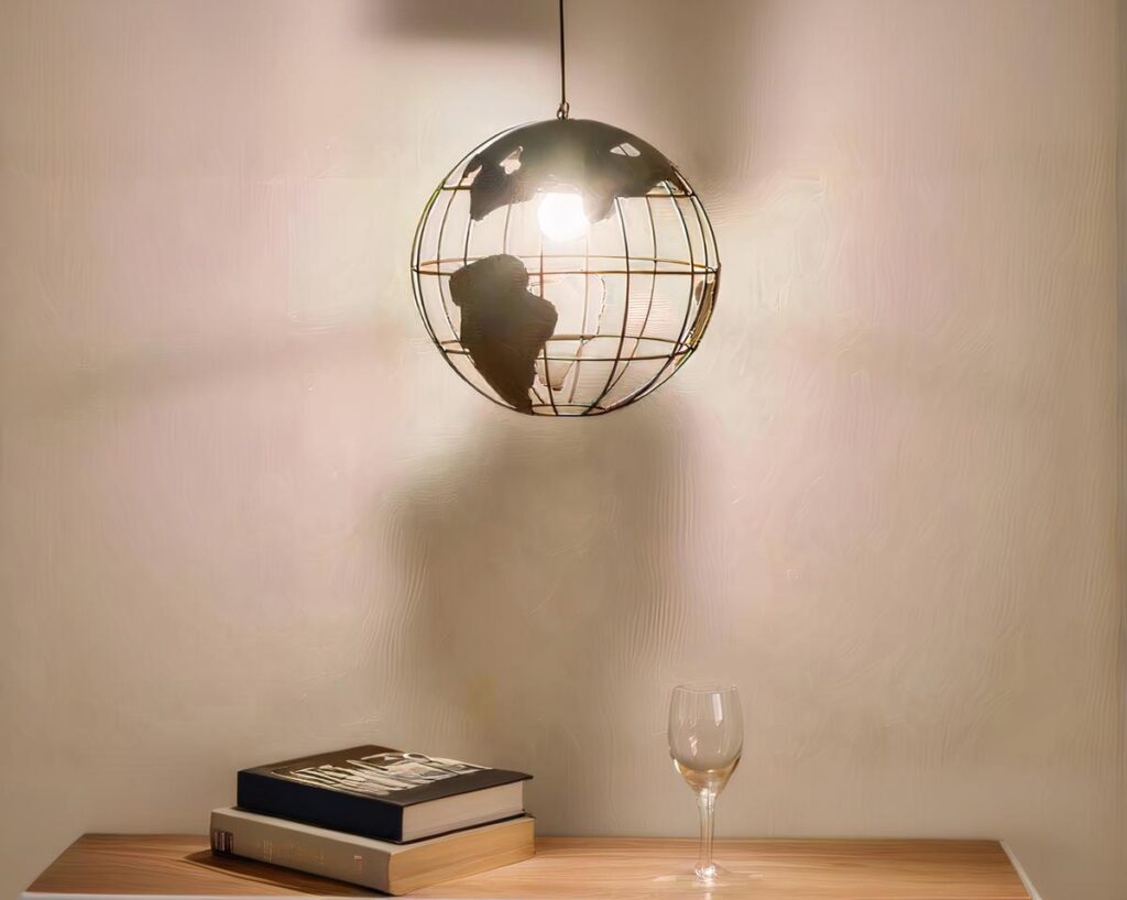 Suspension globe design et originale en acier allumée au-dessus d'une table