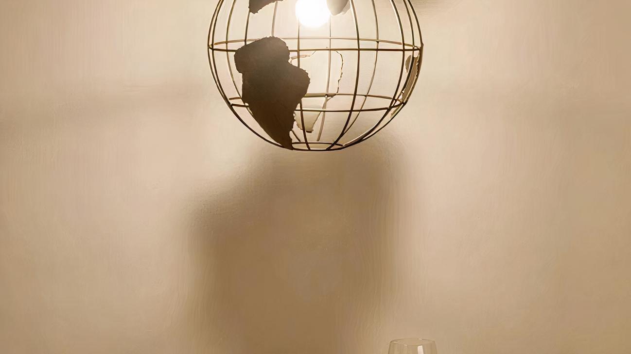IMG_08_2024_suspension_globe_design_originale_acier_1-image-3.jpg