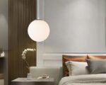 Suspension globe polyvalente au design minimaliste allumée dans une chambre
