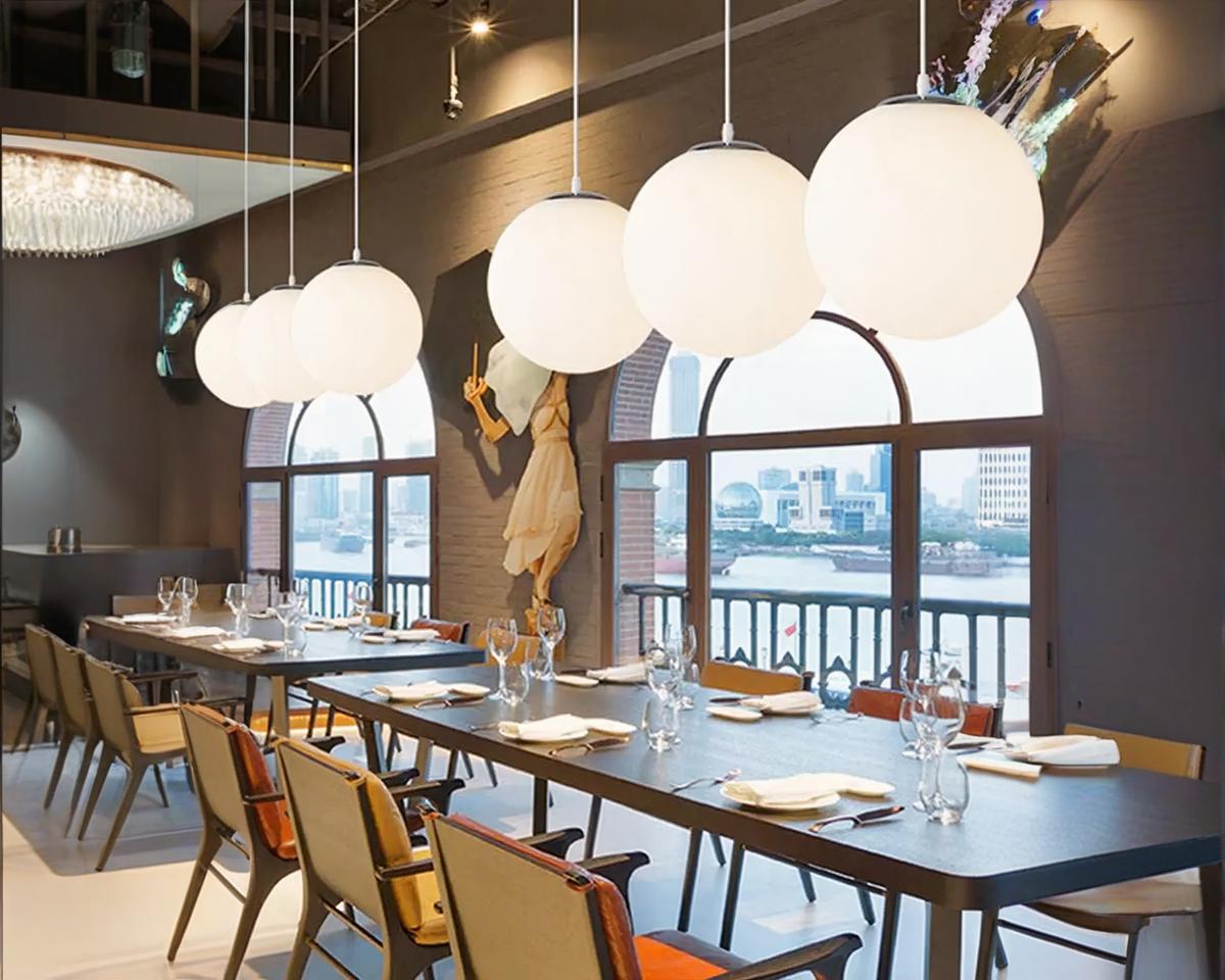 Suspension globe polyvalente au design minimaliste