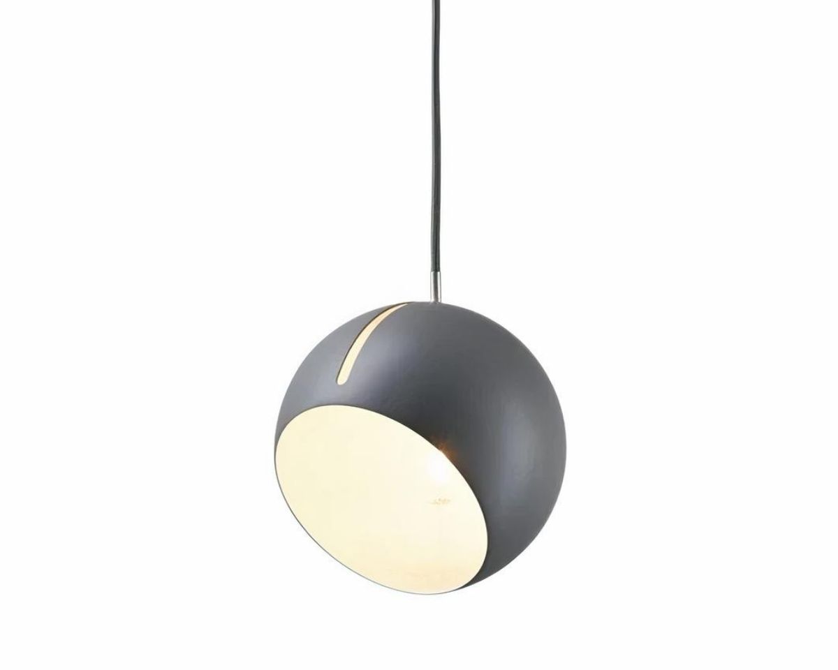 Suspension globe polyvalente et décorative grise sur fond blanc.