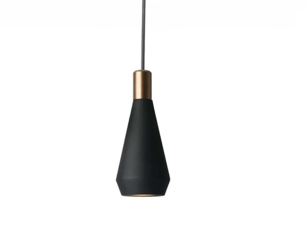 Suspension goutte d'eau LED classe en métal sur fond blanc.