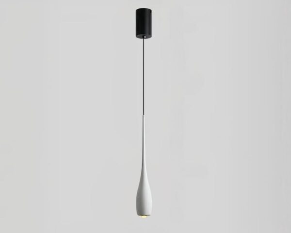 Suspension goutte d'eau LED décorative et raffinée sur fond gris.