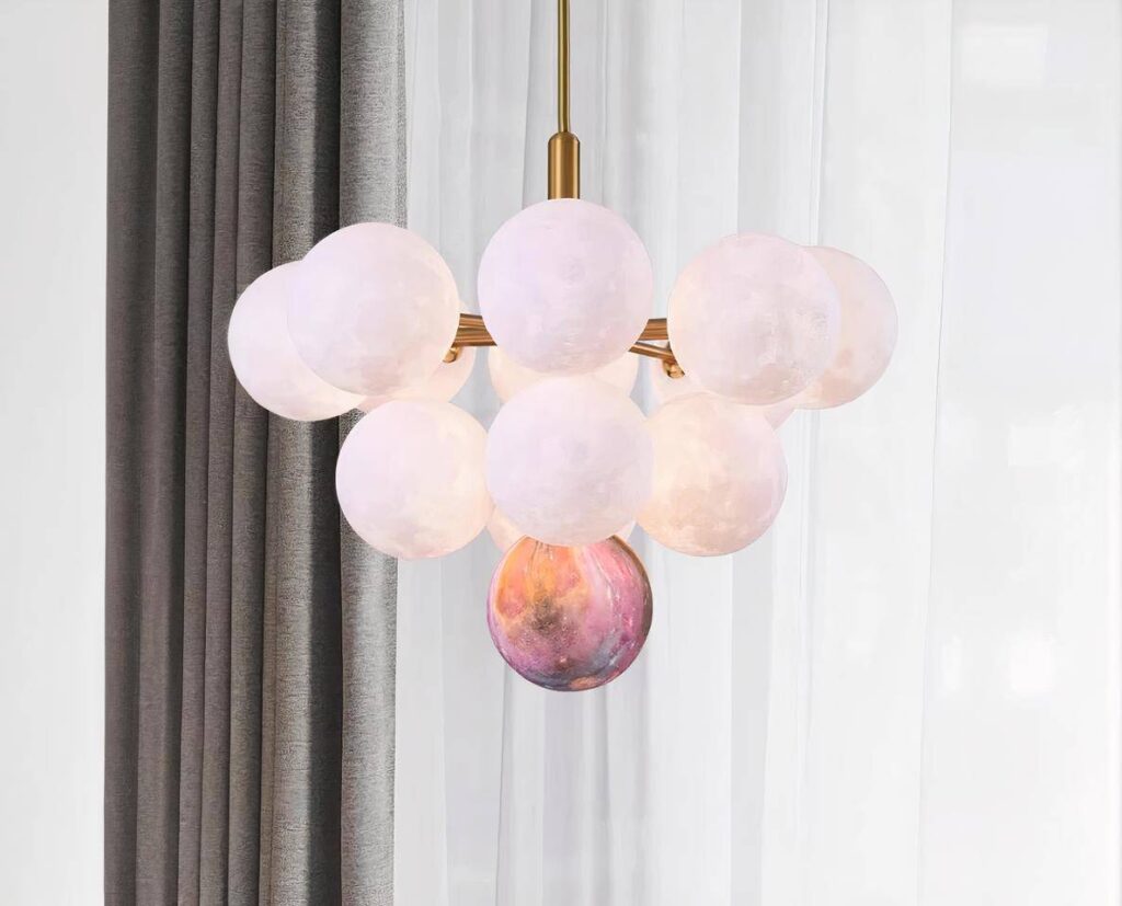 Suspension grappe décorative au design moderne allumée dans un intérieur