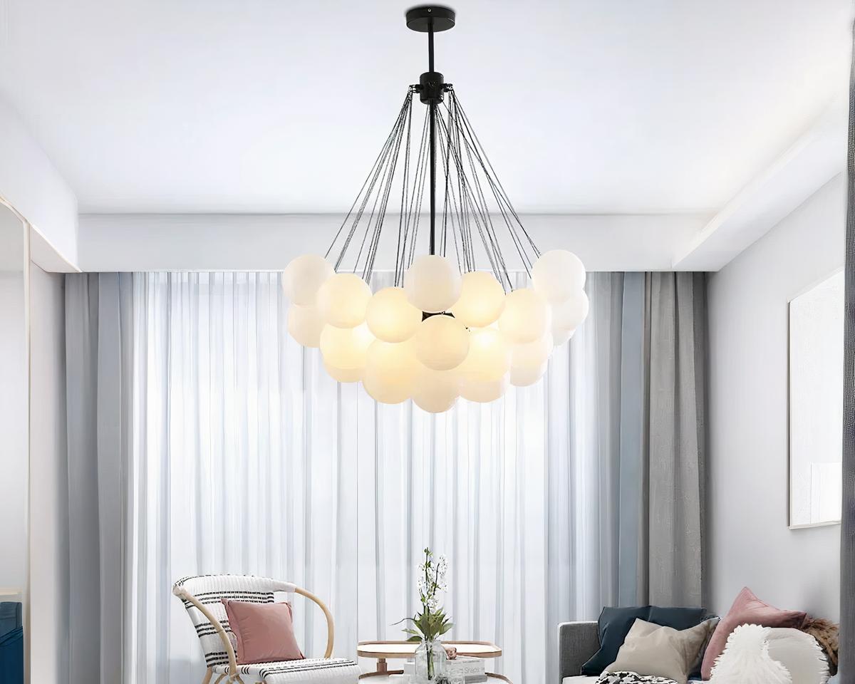 Suspension grappe décorative et originale en pierre de verre allumée dans un salon