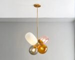 Suspension grappe au design minimaliste et innovant allumée dans un intérieur