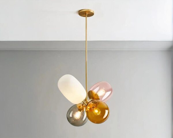 Suspension grappe au design minimaliste et innovant allumée dans un intérieur