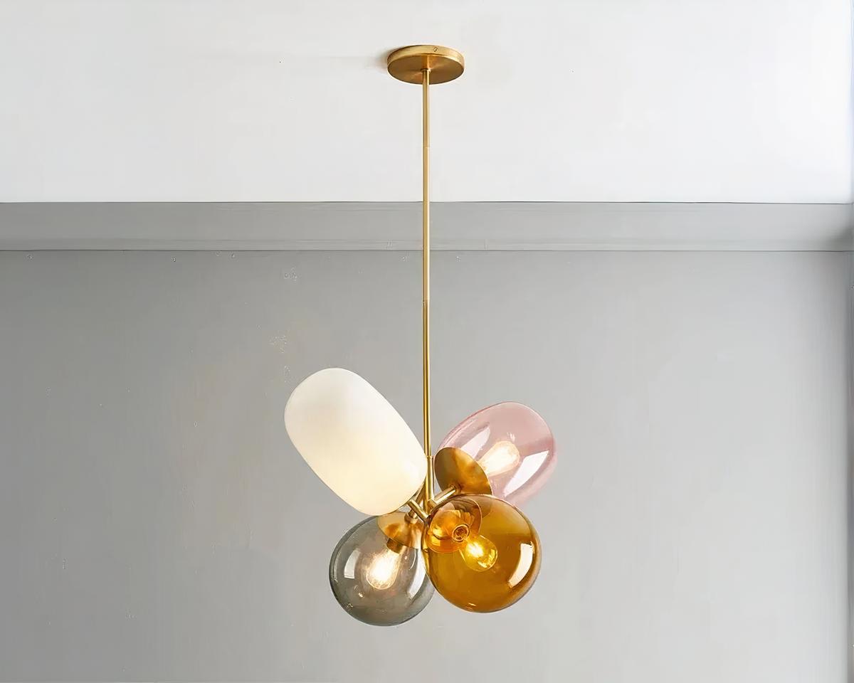Suspension grappe au design minimaliste et innovant allumée dans un intérieur