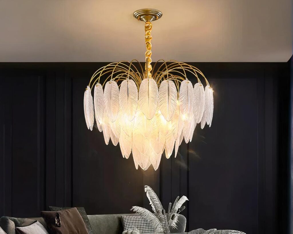 Suspension grappe luxueuse et créative en verre allumée dans un intérieur