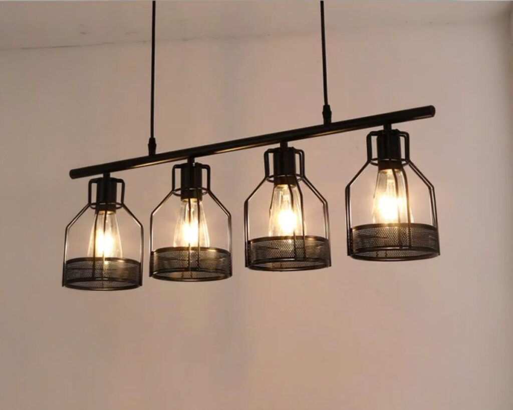 Suspension industrielle et américaine à 4 têtes sur fond beige