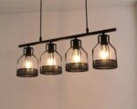 Suspension industrielle et américaine à 4 têtes sur fond beige