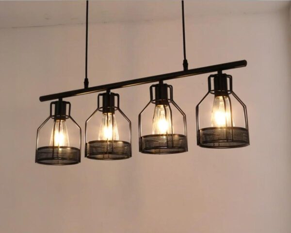 Suspension industrielle et américaine à 4 têtes sur fond beige