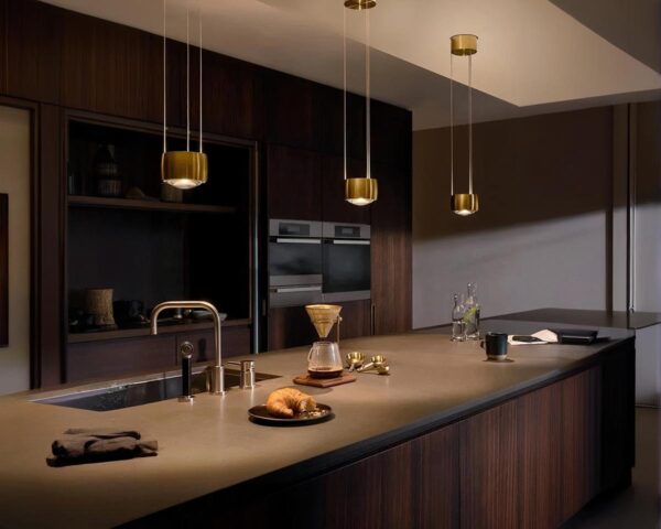 Suspension industrielle dorée et design en aluminium au-dessus d'une table