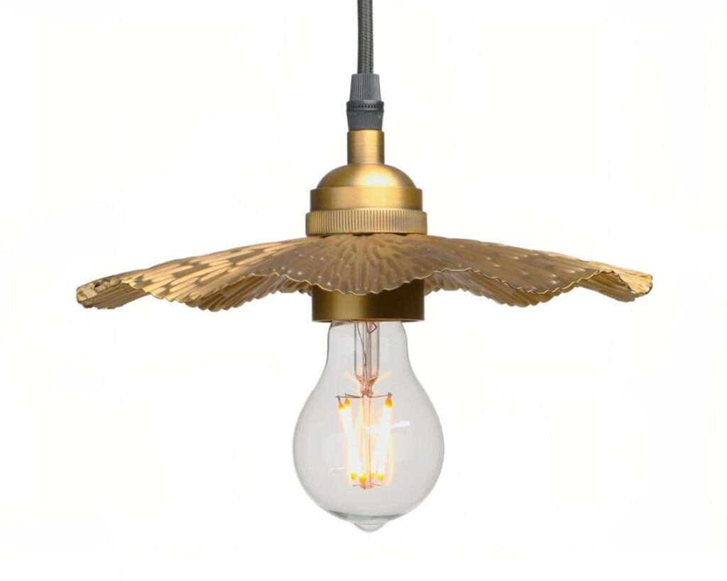 Suspension laiton design antique et discret sur fond blanc.