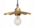 Suspension laiton design antique et discret sur fond blanc.