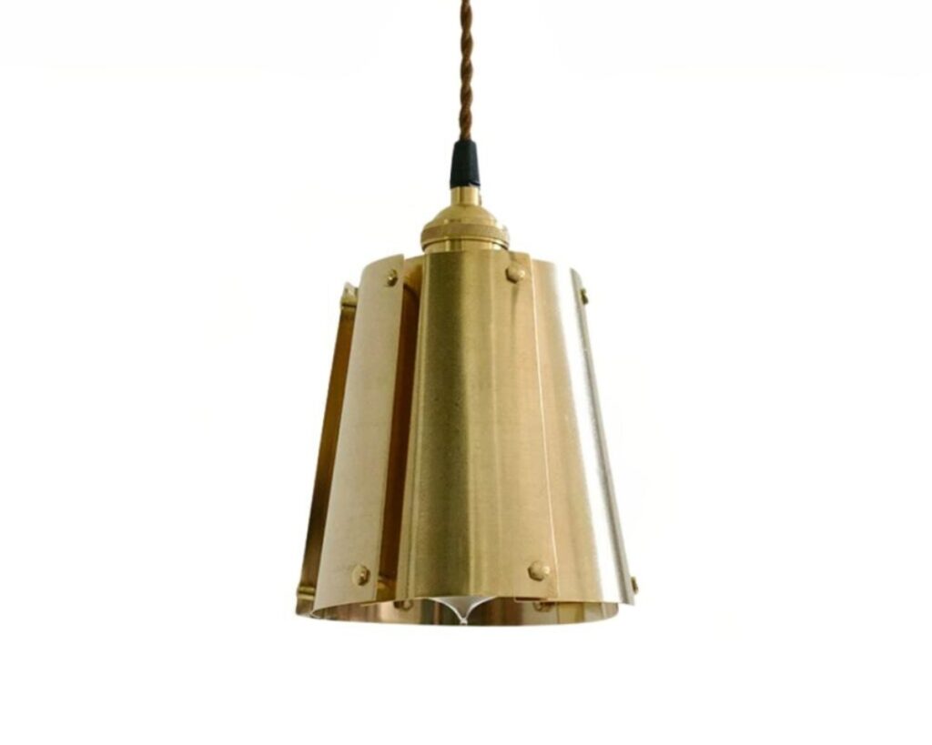 Suspension laiton dorée et luxueuse sur fond blanc.