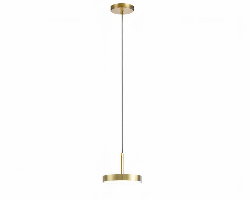 Suspension laiton LED sobre style nordique sur fond blanc.