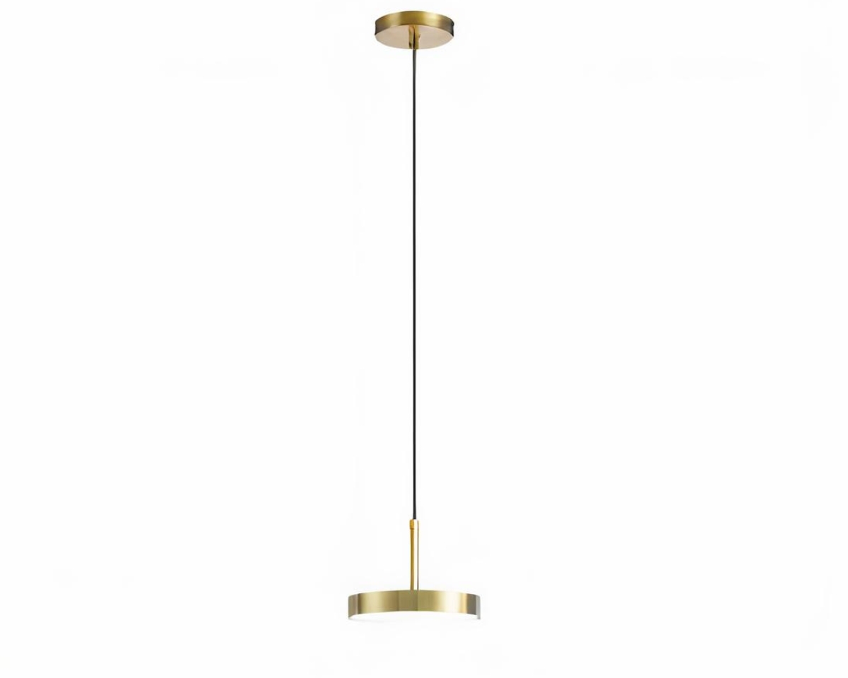 Suspension laiton LED sobre style nordique sur fond blanc.