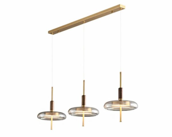 Suspension laiton nordique et moderne à trois têtes sur fond blanc.