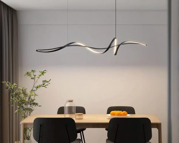 Suspension LED design et décorative au style nordique allumée dans une salle à manger