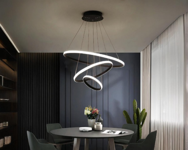 Suspension LED au design originale et innovant noire allumée dans une salle à manger