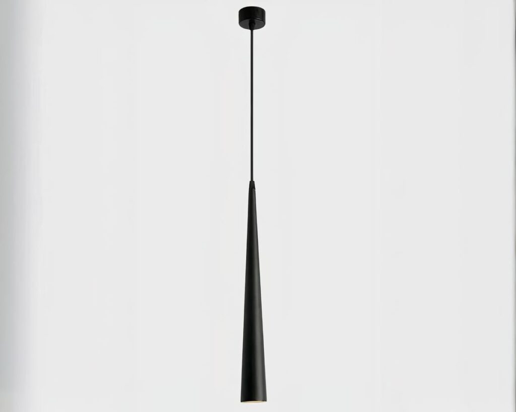 Suspension LED noire moderne au design épuré sur fond gris