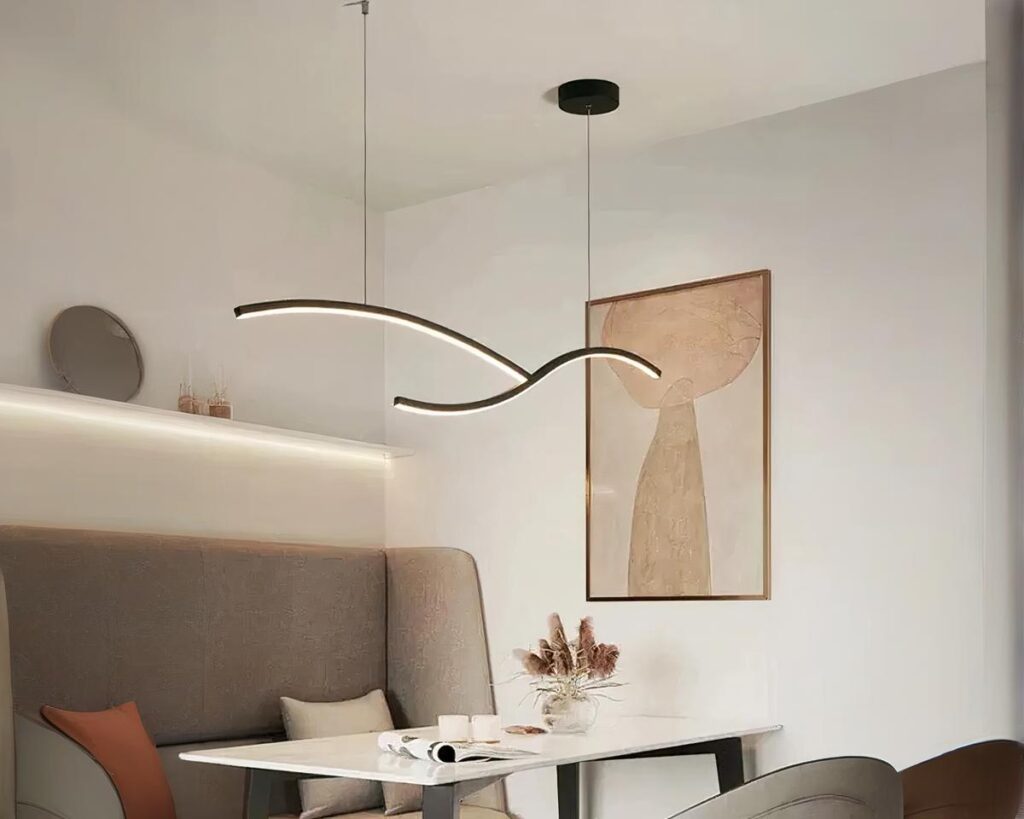 Suspension LED tendance et moderne noire dans une salle à manger
