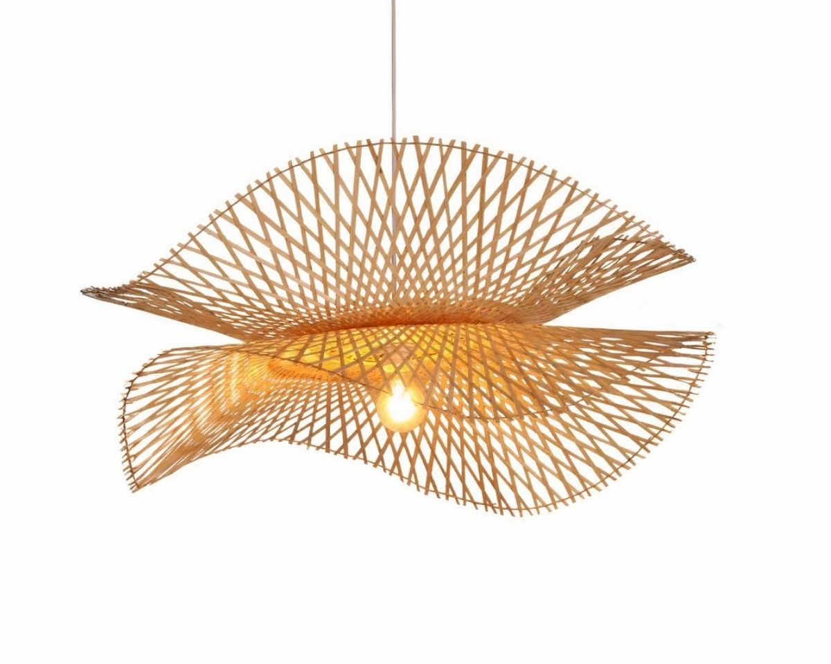 Suspension libellule avec base en bois, de couleur jaune, suspendue et allumée. Fond blanc.