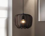 Suspension lin design épuré noir, allumée et suspendue dans une pièce de vie.