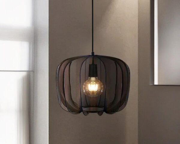 Suspension lin design épuré noir, allumée et suspendue dans une pièce de vie.