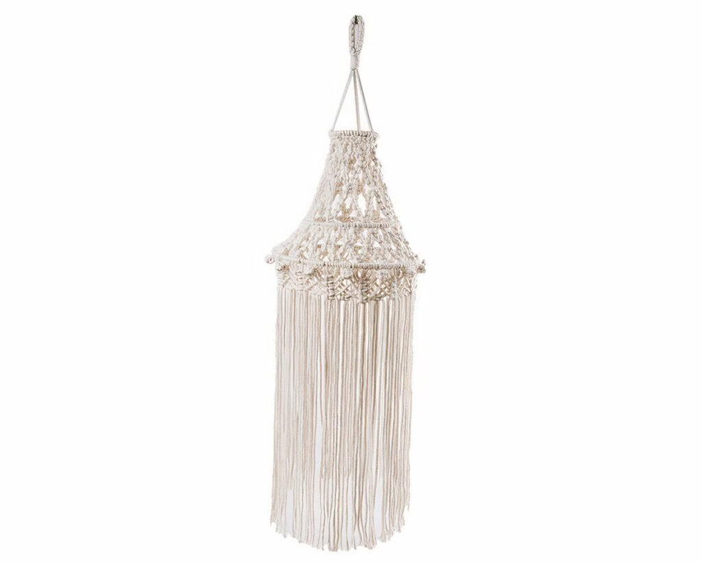 Suspension macramé blanche en coton sur fond blanc