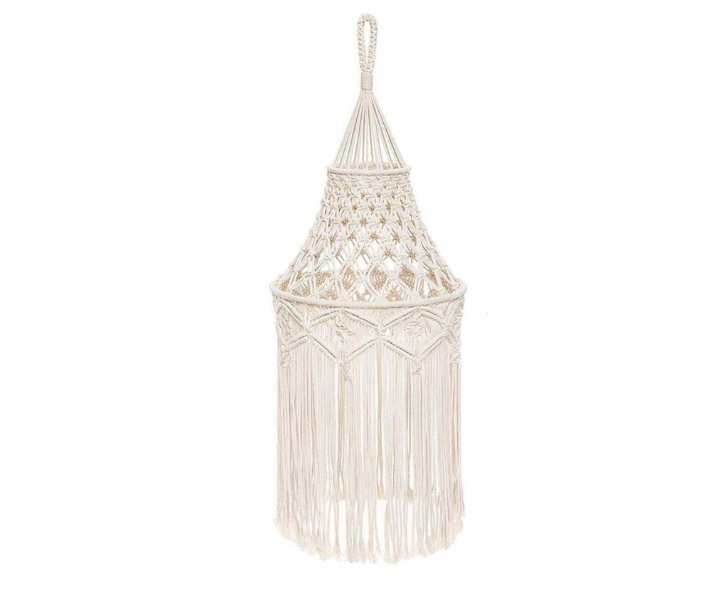 Suspension macramé blanche de style bohème sur fond blanc
