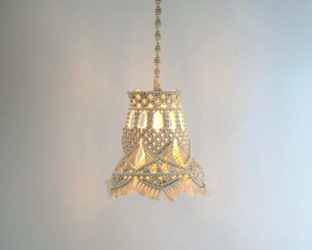 Suspension macramé bohème en corde de coton sur fond gris