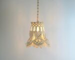 Suspension macramé bohème en corde de coton sur fond gris