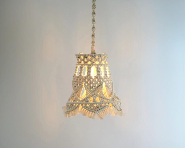 Suspension macramé bohème en corde de coton sur fond gris