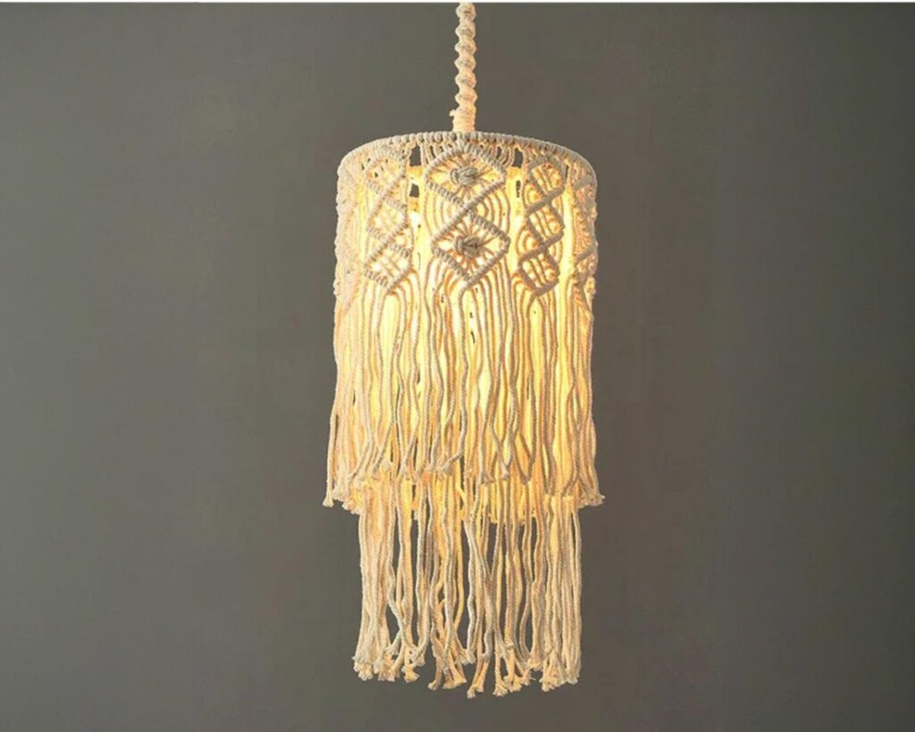 Suspension macramé décorative en corde de chanvre sur fond gris