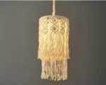Suspension macramé décorative en corde de chanvre sur fond gris