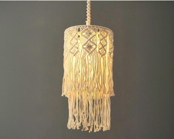 Suspension macramé décorative en corde de chanvre sur fond gris