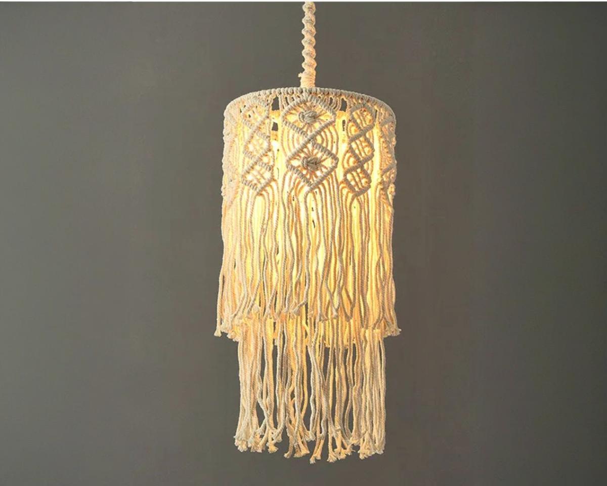 Suspension macramé décorative en corde de chanvre sur fond gris